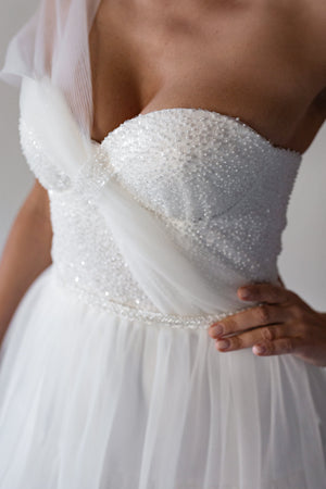 Light tulle wedding dress. Chic wedding dress online.