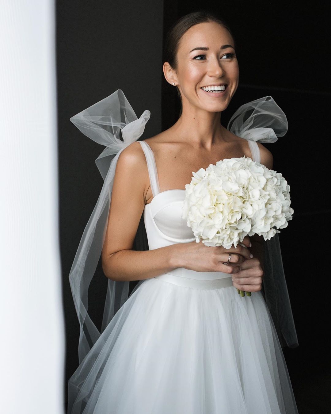 Minimal A-line silhuette wedding dress. Modern bridal gown online.