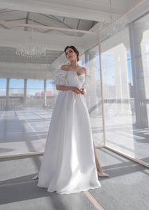 Modern princess gown online. Light and grand wedding dress. Wedding dresses online in europe. Wedding dress with a train. Off-shoulders wedding dress.
