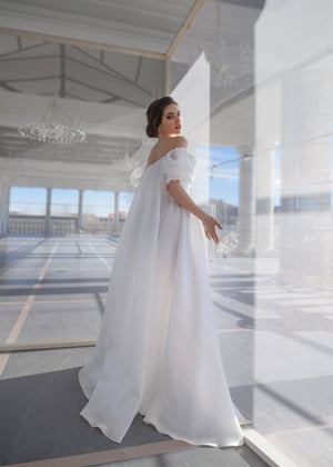 Modern princess gown online. Light and grand wedding dress. Wedding dresses online in europe. Wedding dress with a train. Off-shoulders wedding dress.