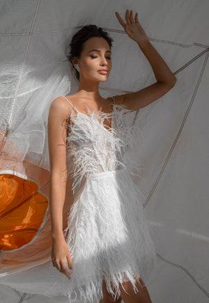 Short wedding dress online. Wedding dress with feathers. Short wedding dress