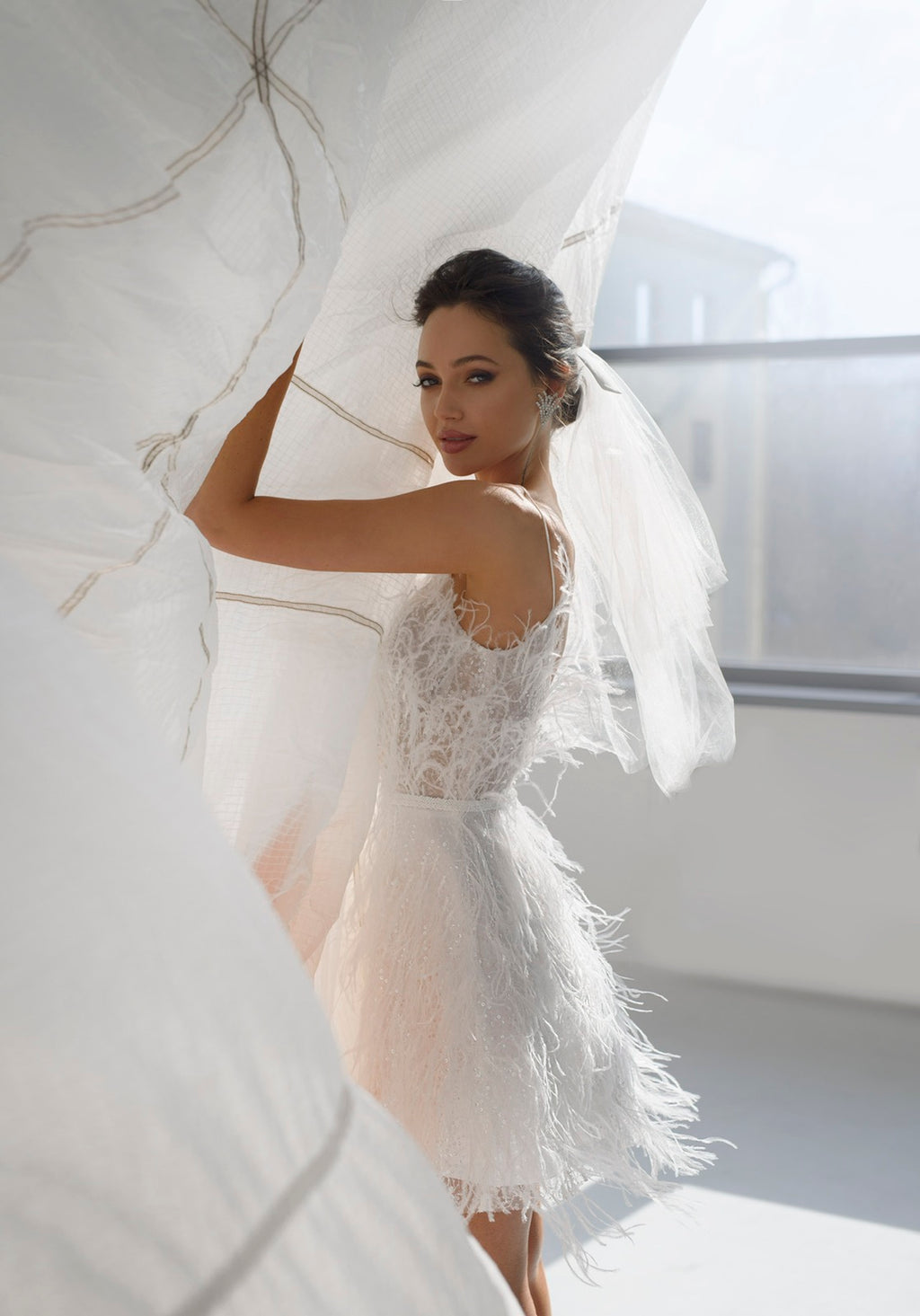 Short wedding dress online. Wedding dress with feathers. Short wedding dress