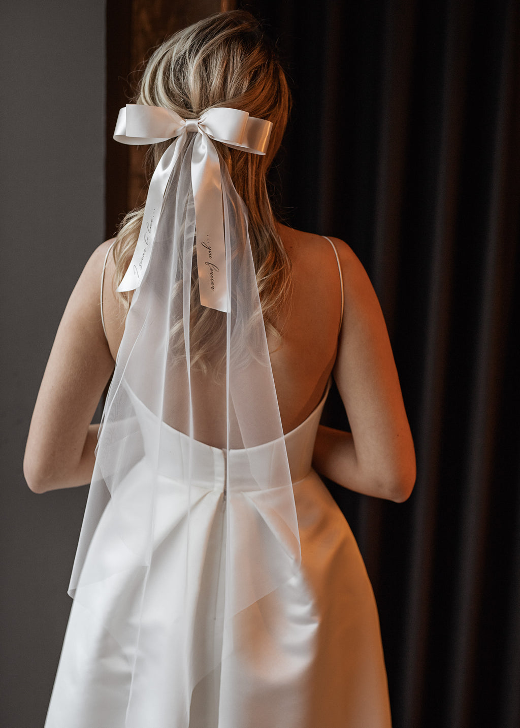 Shoulder length veil with a bow. Bridal accessories. Bridal veil. Short veil.
