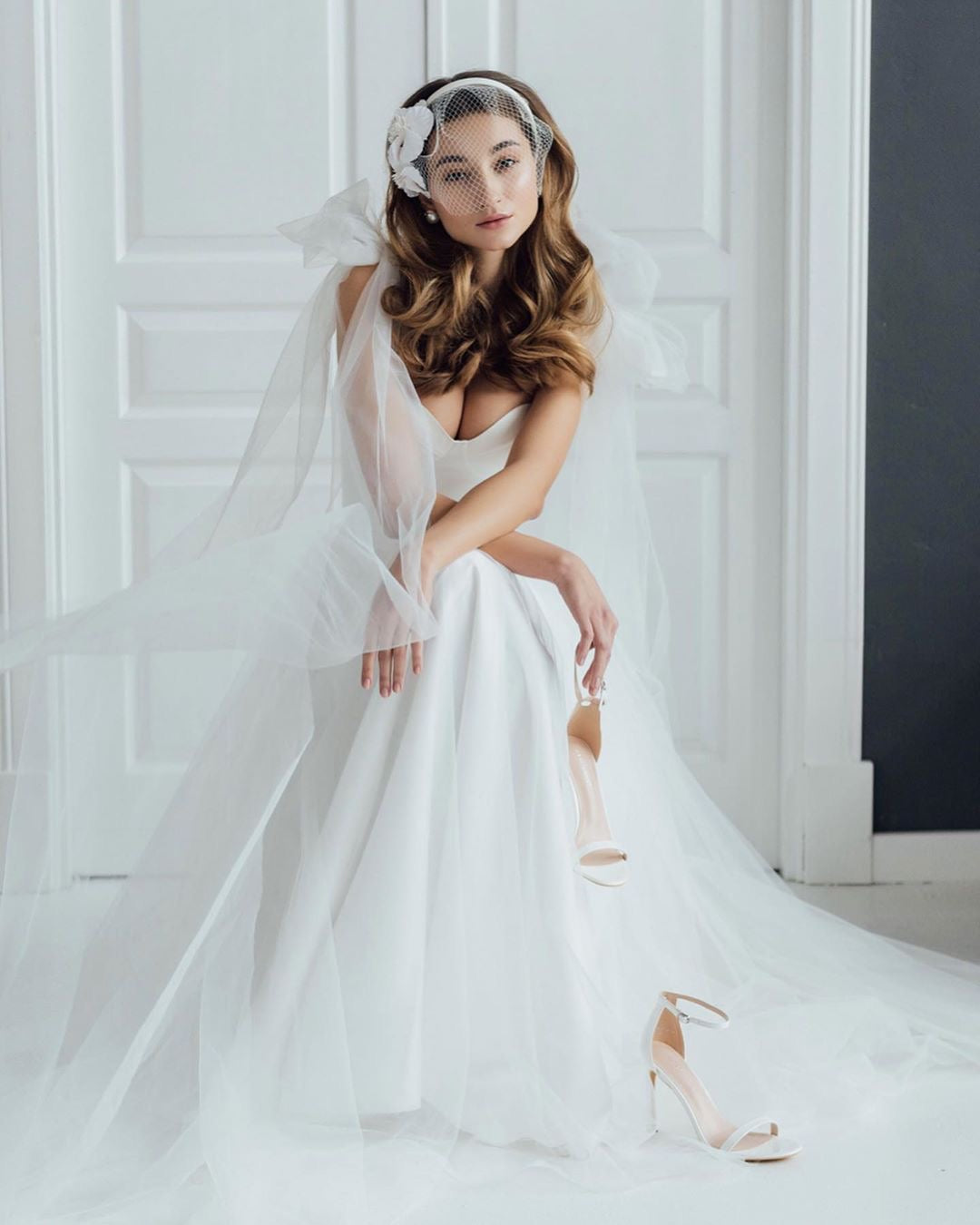 Minimal A-line silhuette wedding dress. Modern bridal gown online.