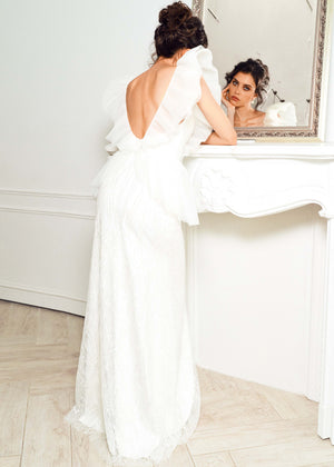 Stylish wedding gown. White straight wedding dress. Wedding dress online.
