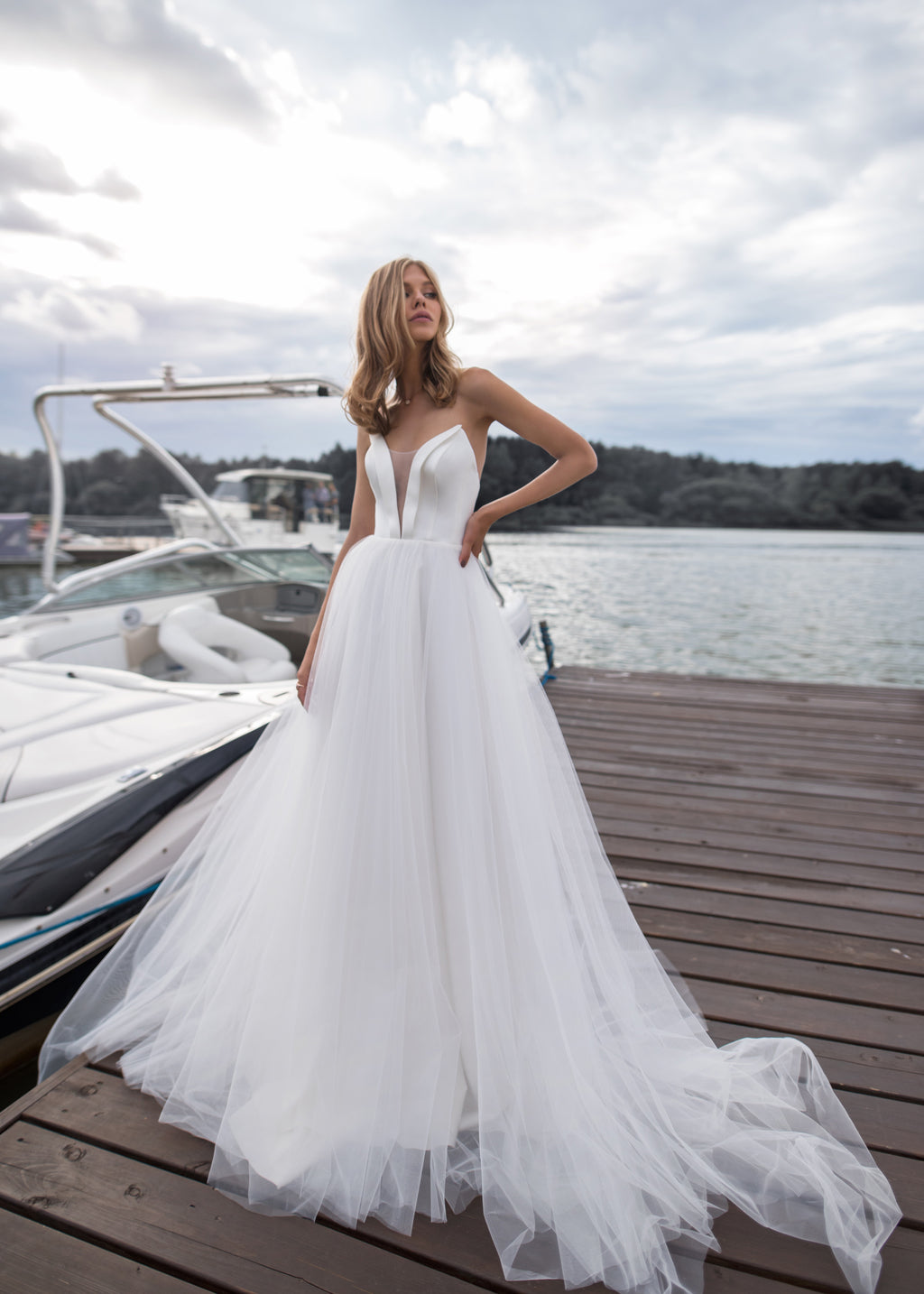 Elegant tulle wedding dress online. Stylish bridal gown.