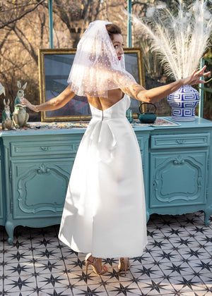 Short bridal veil with combs. Cute veil for stylish bride. Bridal veil online.